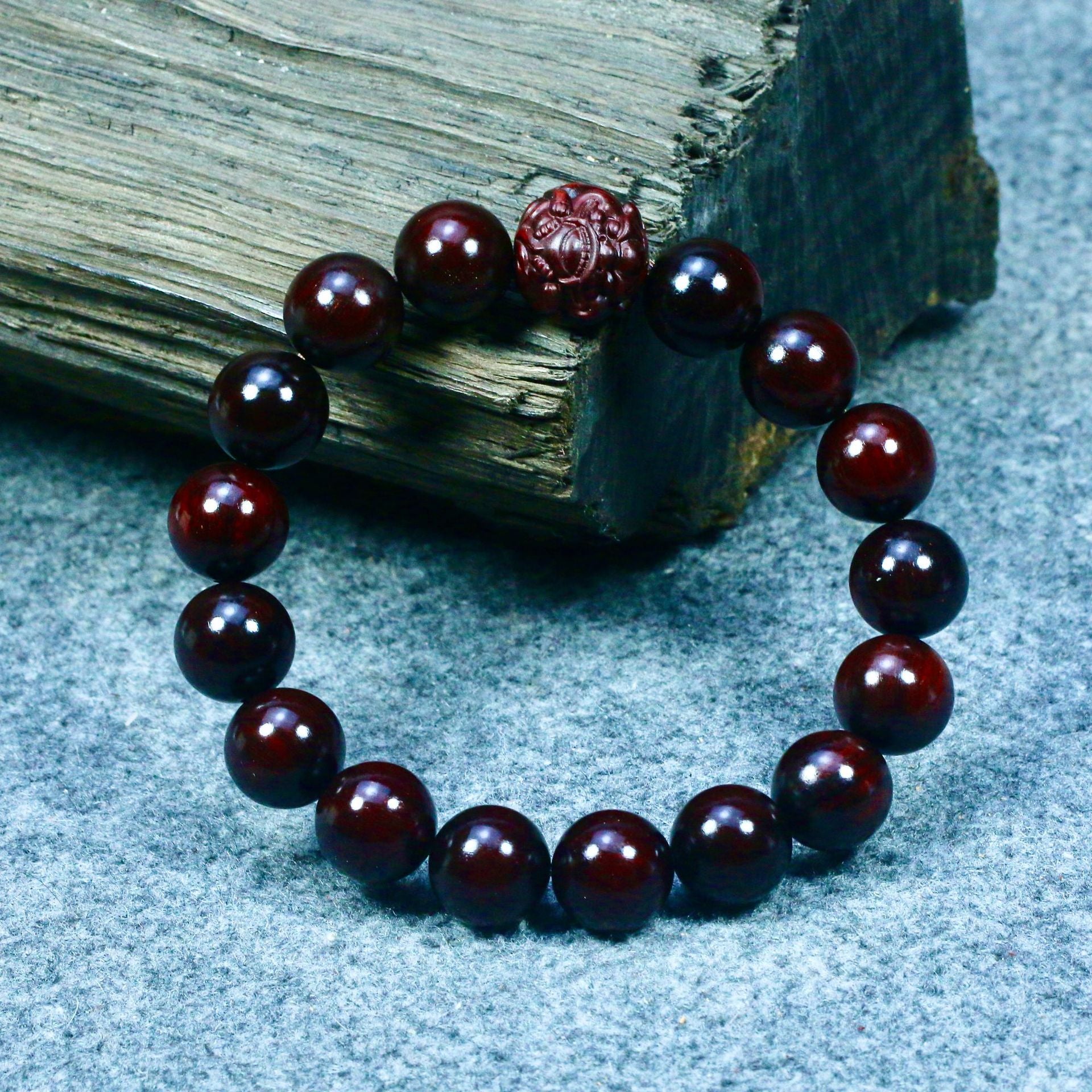 Small Leaf Red Sandalwood Pixiu Bracelet 16 Beads and 1 Pixiu